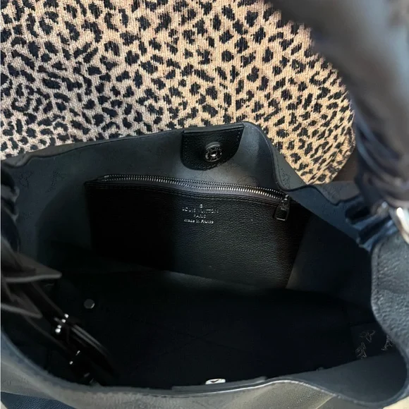 Brand New Louis Vuitton Empreinte Mahina Hobo - NEVER USED! - Picture 4 of 5